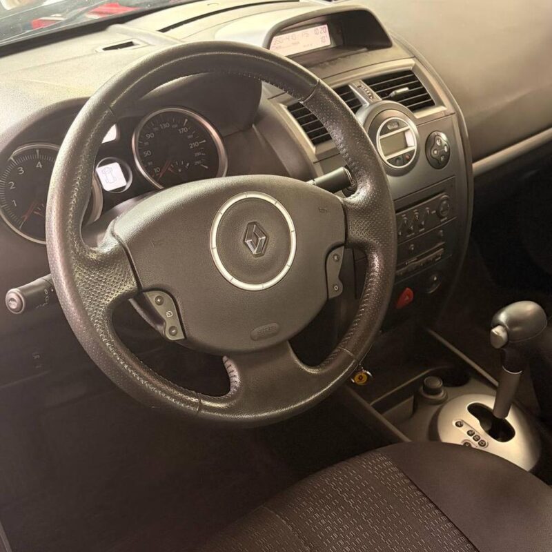 Alternative view of Renault Megane