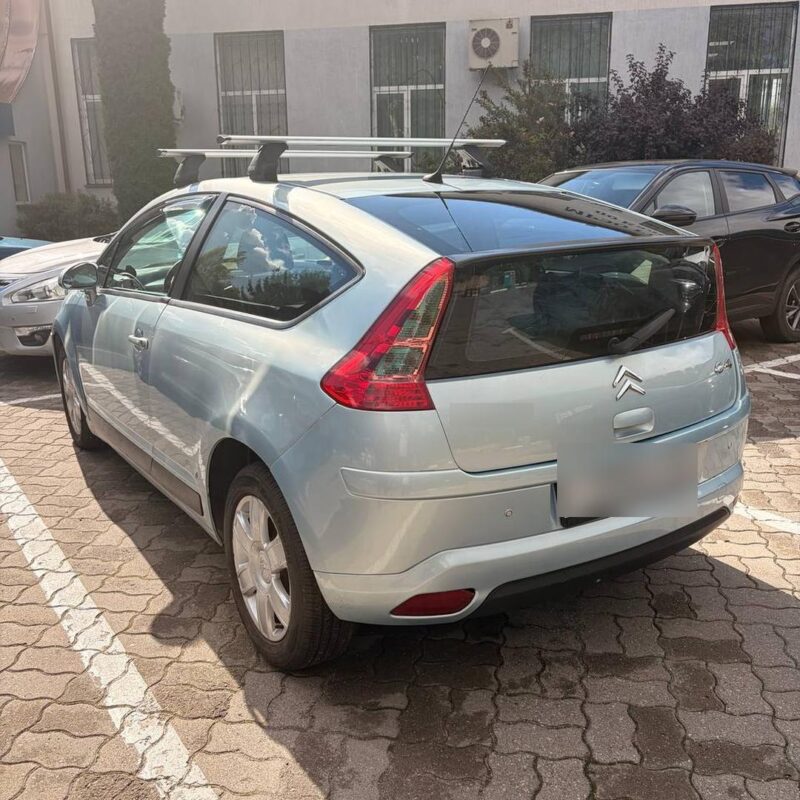 Alternative view of Citroen C4